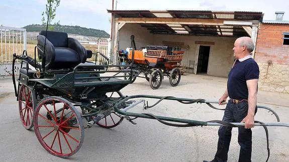 Lorenzo de la Fuente prepara un carruaje en La Cistérniga 