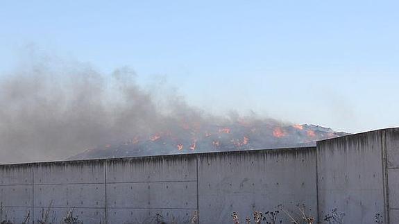 Cientos de neumáticos continúan ardiendo en la planta de RMD. 