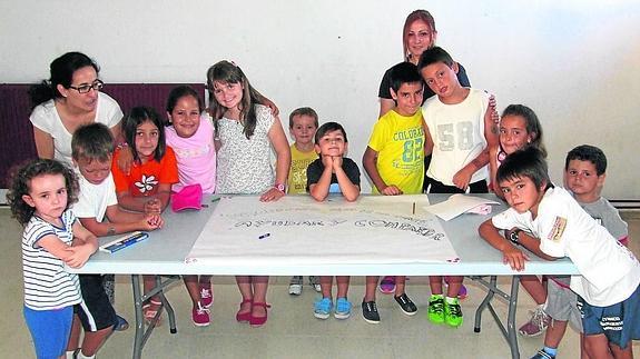 Las monitores de la Escuela de Verano junto a los niños que participan en esta actividad.