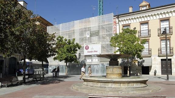 El edificio de la plaza de Santa Ana está en plena rehabilitación. 