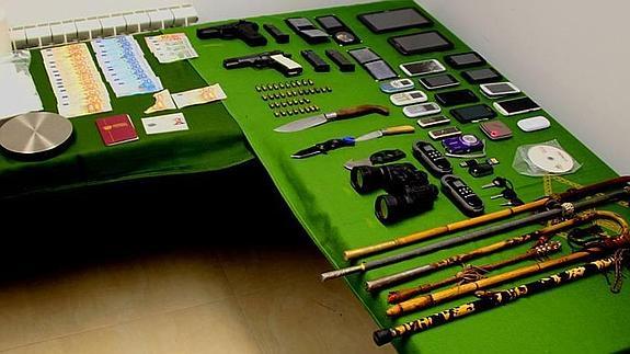 Vista de parte de la droga, el dinero falsificado y las armas y objetos incautados a la banda criminal.