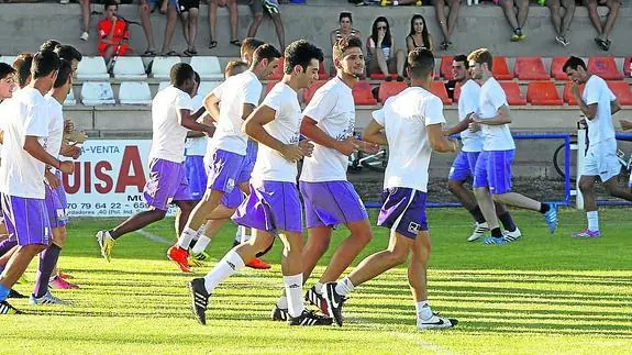 Los jugadores del Becerril realizan una sesión de carrera continua durante el entrenamiento de ayer. 