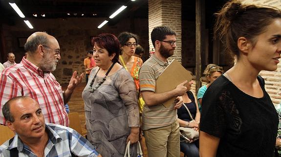 La alcaldesa saluda, anoche, a algunos de los asistentes al llegar a la Alhóndiga. Antonio Tanarro