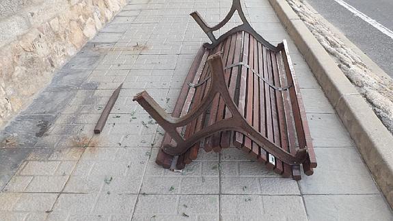 Banco arrancado en una calle de El Espinar. El Norte