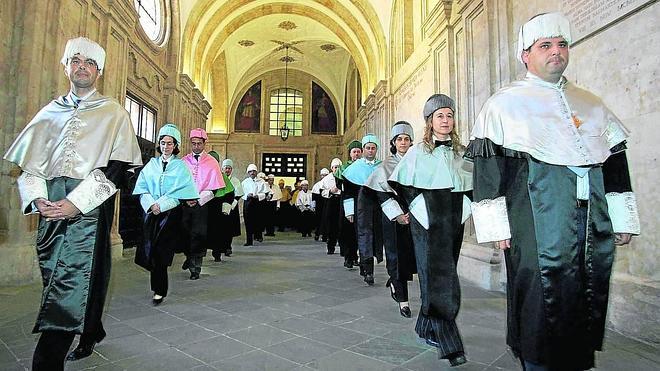 Tradicional desfile de birretes que se lleva a cabo en las inauguraciones de los cursos académicos de la Universidad Pontificia. 