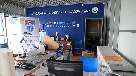 Enseres y objetos de la Segoviana en su nueva ubicación, en la Casa del Deporte. 
