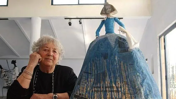 Ana Jimeénez, con su obra 'Cuando yo era una Menina azul'. 