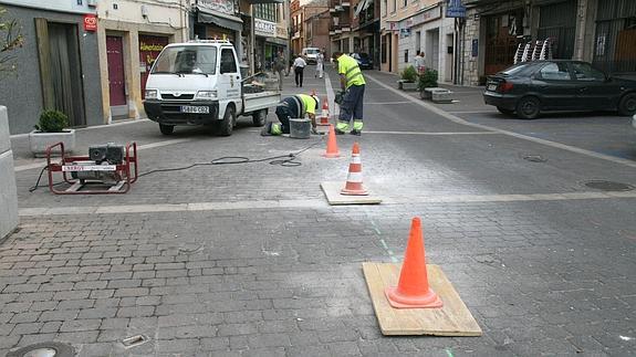 Operarios municipales realizan agujeros para el nuevo trazado. 