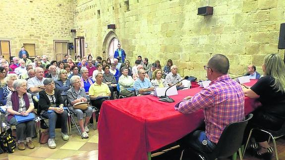 Los asistentes al curso, ayer, durante la inauguración, en el refectorio del monasterio de Santa María la Real.