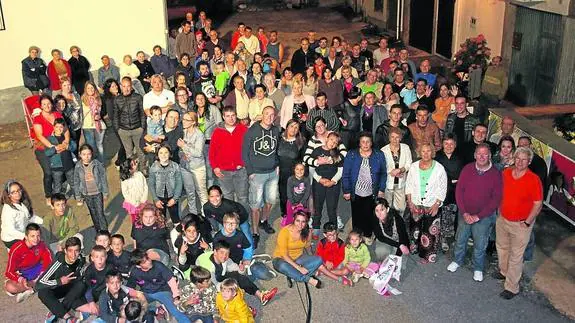 Los vecinos de San Miguel de Robledo se dieron cita en la plaza de la ermita para escuchar el pregón.