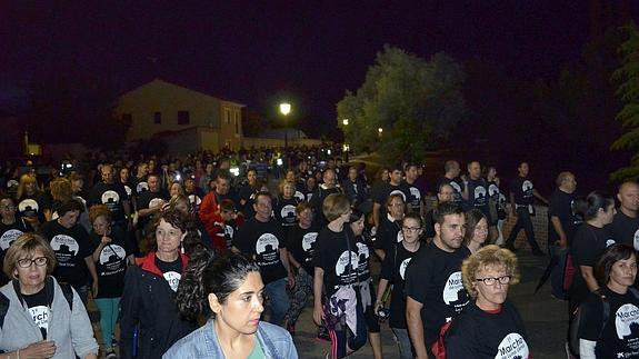 Los participantes en la marcha completan los primeros metros, antes de que empezara a llover. El Norte