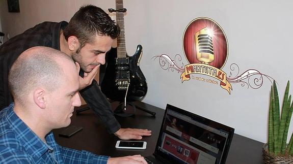 Un socorrista y un operario de fábrica lanzan una web para contratar artistas