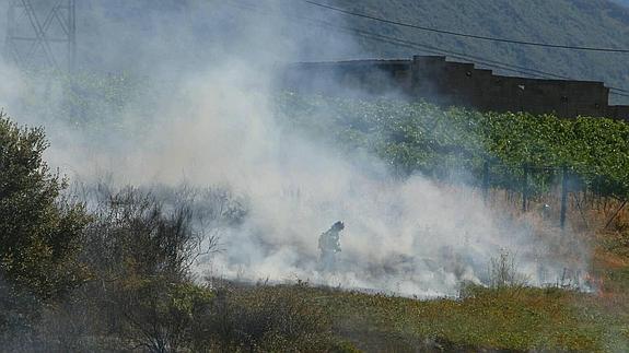 Un bombero lucha contra el fuego de San Andrés de Montejos.