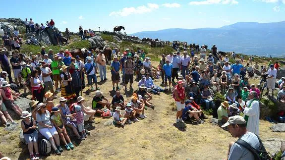 Decenas de romeros reposan en la cima tras la subida de este domingo a Malangosto. 