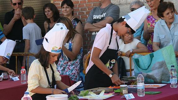 Niños participantes en el concurso 'Chef Junior Campo de Cuéllar' preparan sus propuestas. 