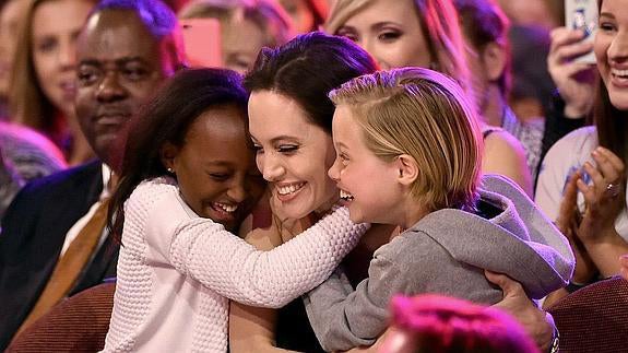 La actriz Angelina Jolie abraza a sus hijas, Zahara Marley Jolie-Pitt y Shiloh Nouvel Jolie-Pitt.