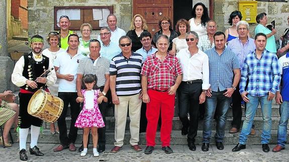 Miembros de la junta directiva de la Bodega Cooperativa San Esteban y del Ayuntamiento, tras finalizar el convite en la Plaza. 