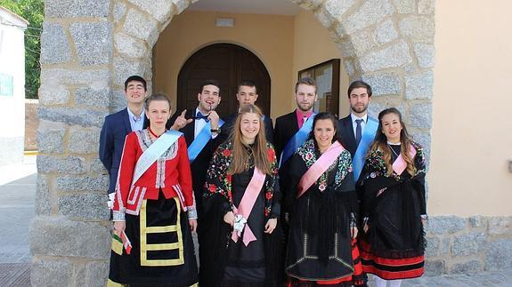 Damas y mozos de las fiestas de Otero de Herreros.