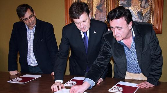 Jesús García (derecha) muestra un plano en una visita del presidente de la Diputación. 