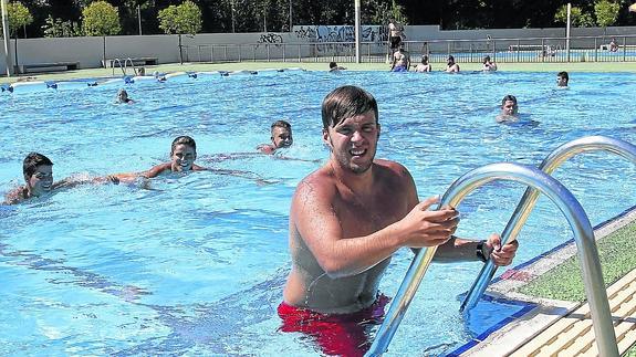 Un bañista sale ayer de una de las piscinas de las instalaciones municipales del Sotillo.