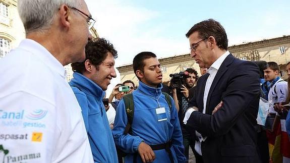 Nuñez Feijóo charla con los embajadores de la discapacidad de la ruta. 