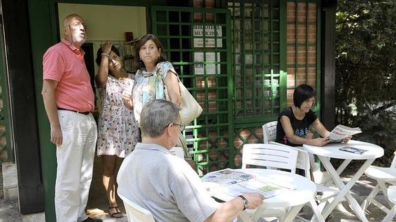 La concejala visita la biblioteca de Campo Grande. 