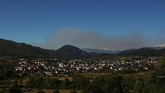 Incendio en la localidad de Trascastro (León), visto desde Fabero (León).