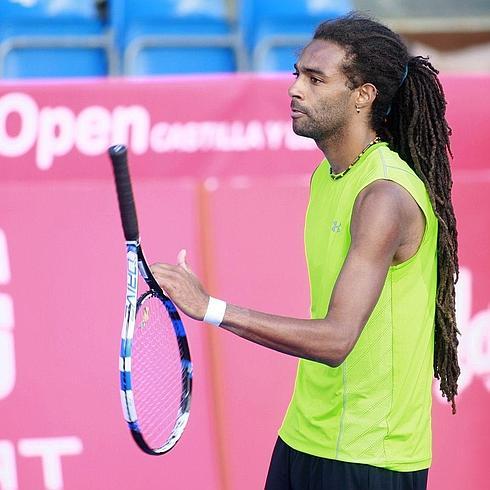 Dustin Brown deja caer la raqueta durante el partido ante Connor Smith. 