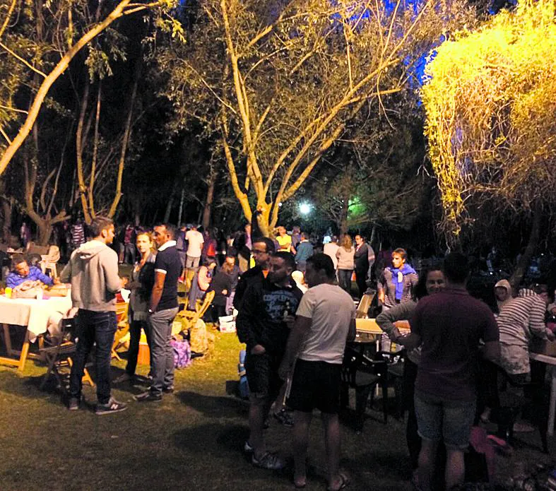 Los vecinos de Mayorga cenan junto al río Cega. 