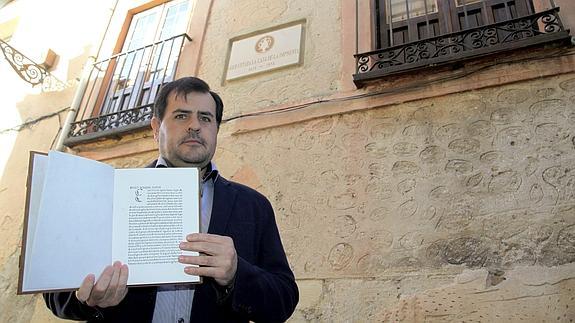 Fermín de los Reyes, delante de la casa donde estuvo la primera imprenta. ICAL