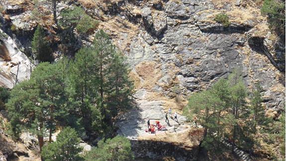Los miembros del equipo de rescate atienden al joven en el lugar donde cayó. JCYL