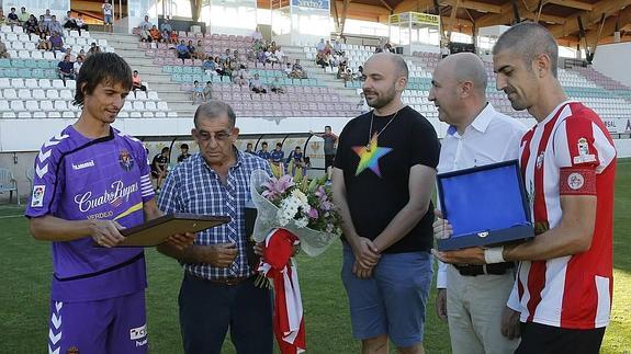 Álvaro Rubio, a la izquierda, sostiene una placa en memoria de Agustín Villar antes de comenzar el amistoso frente al Zamora.