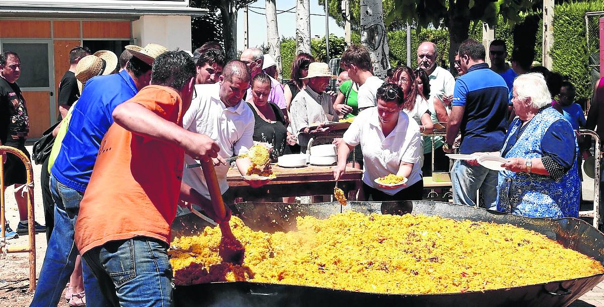 La paella preparada estaba pensada para 1.200 personas, recaudando fondos para fines solidarios.