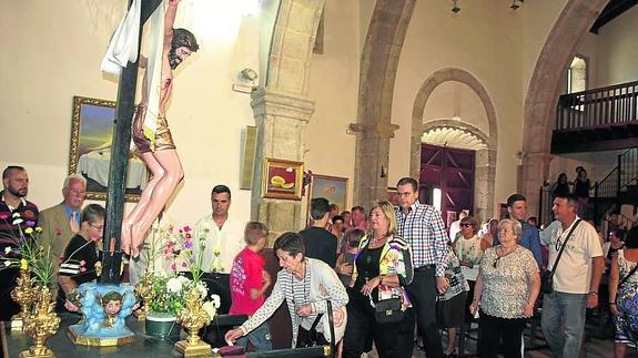 Un momento del ofertorio que se realizó en el interior de la iglesia. 