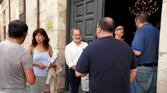 Los concejales Ana Redondo y Manuel Saravia presiden la reunión sobre la Comisión de Fiestas.