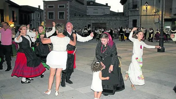 Baile de La Rueda, que puso el punto y final al festival de danzas.