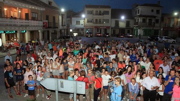 Participantes en la marcha en la plaza de la localidad.F. de los Reyes