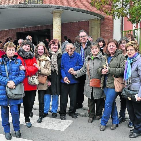 Antonio Romo, junto a un grupo de vecinos del barrio a las puertas de la iglesia. 