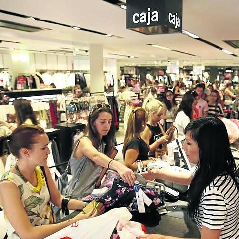 Venta de artículos en un comercio durante estas rebajas. 