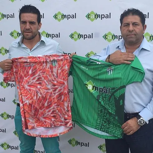 El presidente Jorge Hernández, a la izquierda, posa con la novedosa segunda camiseta del CD Guijuelo para la próxima temporada. 