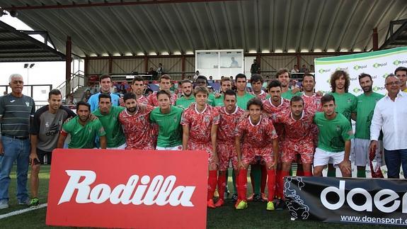 La plantilla del Guijuelo posa en su presentación con las dos nuevas camisetas oficiales junto al periodista Roberto Gómez, maestro de ceremonias ayer.