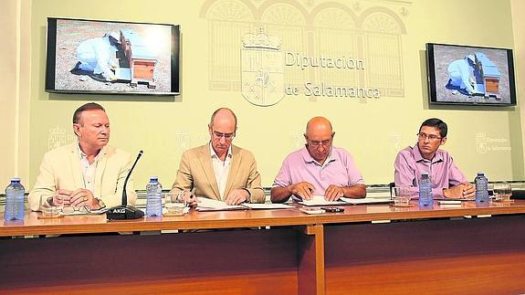 El diputado de Agricultura y Ganadería, el presidente de la Diputación, el presidente de Coag Salamanca y un responsable técnico del Irnasa. 