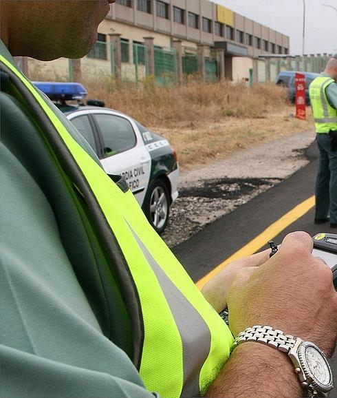 Un dispositivo de la Guardia Civil controla uno de los accesos a la capital segoviana. 