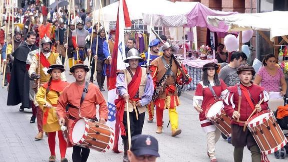 Desfile hasta el castillo de Medina del Campo de la cédula de Leva, tras el reclutamiento en la Plaza Mayor