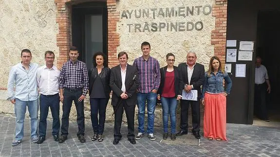 José Alberto, a la izquierda de la imagen, con la Corporación local de Traspinedo. .