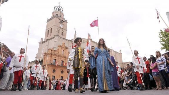 La reina Isabel y su hermano, por las calles de Medina. 