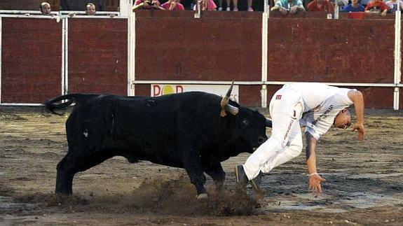 Momento en el que Use es cogido por el toro. 