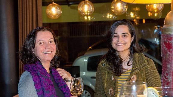 Triana Martínez, junto a su madre, en un evento social.