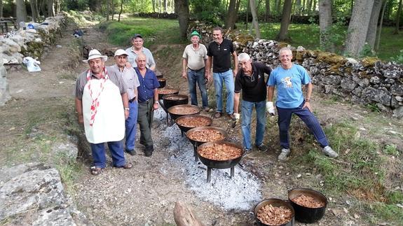 Socios de La Colodra, durante la caldereta de cordero. A. E. C.