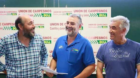 De izquierda a derecha, Isidro del Campo, responsable de Cultivos Herváceos de UCCL); Valentín García, coordinador de UCCL-Valladolid; y Félix Arribas, presidente de UCCL-Burgos.